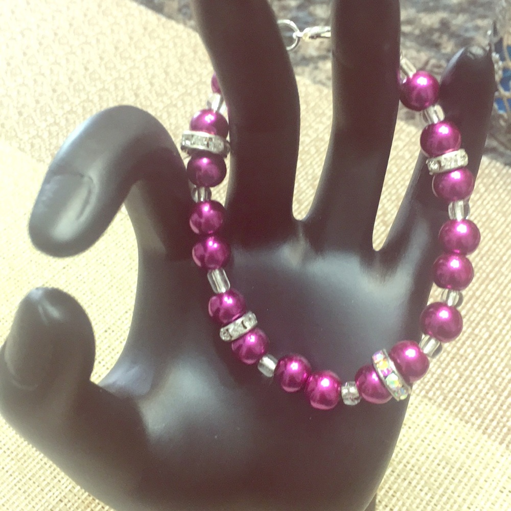 Dark pink faux pearl bracelet with rhondelles